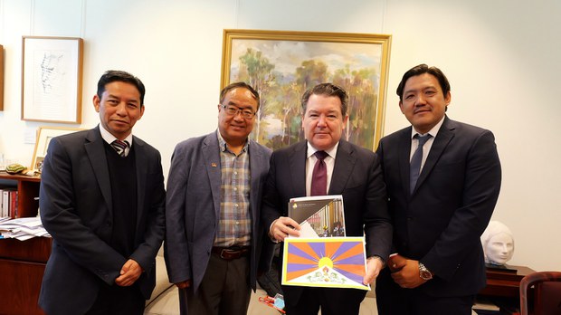 བོད་དོན་ལས་འགུལ་བ་འབུམ་རམས་པ་རྒྱལ་ལོ་ལགས་ཀྱིས་ཨའོསི་ཊརེ་ལི་ཡའི་གྲོས་ཚོགས་འཐུས་མི་ ༡༥ ཙམ་ལ་མཇལ་འཕྲད་ཀྱིས་བོད་དོན་ཞུ་གཏུག་གནང་འདུག བོད་དོན་ལས་འགུལ་བ་འབུམ་རམས་པ་རྒྱལ་ལོ་ལགས་ཀྱིས་ཨའོསི་ཊརེ་ལི་ཡའི་གྲོས་ཚོགས་འཐུས་མི་ ༡༥ ཙམ་ལ་མཇལ་འཕྲད་ཀྱིས་བོད་དོན་ཞུ་གཏུག་གནང་འདུག