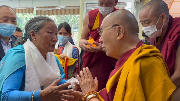 ༸གོང་ས་མཆོག་གིས་དེ་སྔ་ལྷ་སར་ཡོད་པའི་བལ་ཡུལ་གཞུང་ཚབ་ཁང་གི་གཞུང་ཚབ་པ་གཞོན་པ་སྐུ་ཞབས་Bahadur khrati Chhetri ལགས་ཀྱི་བུ་མོ་དང་ནང་མི་བཅས་པར་དམིགས་བསལ་མཇལ་ཁ་སྩལ་འདུག