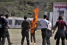 དཀར་མཛེས་ཕྱོགས་སུ་རྒྱ་ནག་གིས་དྲག་ཤུགས་ངོམ་པའི་དམག་རྩལ་སྦྱོར་བརྡར་བྱེད་བཞིན་པ།