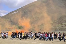 དཀར་མཛེས་ཕྱོགས་སུ་རྒྱ་ནག་གིས་དྲག་ཤུགས་ངོམ་པའི་དམག་རྩལ་སྦྱོར་བརྡར་བྱེད་བཞིན་པ།
