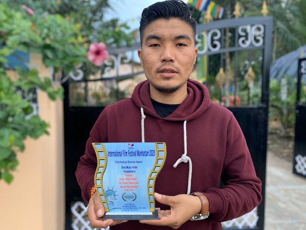 བོད་རིགས་གཞས་པ་བུ་ཆུང་ལགས་སུ་རྒྱལ་སྤྱིའི་གློག་བརྙན་དུས་སྟོན་ཞིག་གི་ཁྲོད་བྱ་དགའ་ཐོབ་འདུག