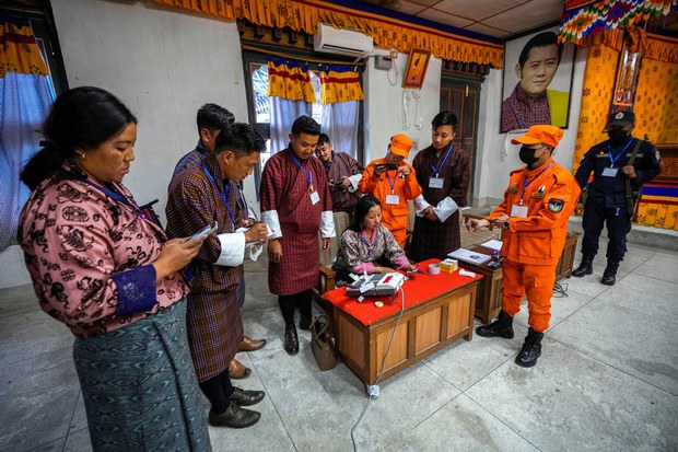འབྲུག་ཡུལ་གྱི་རྒྱལ་ཡོངས་འོས་བསྡུའི་ཁྲོད་མི་སེར་དམངས་གཙོ་ཚོཊ་པར་རྒྱལ་ཁ་ཐོབ་འདུག