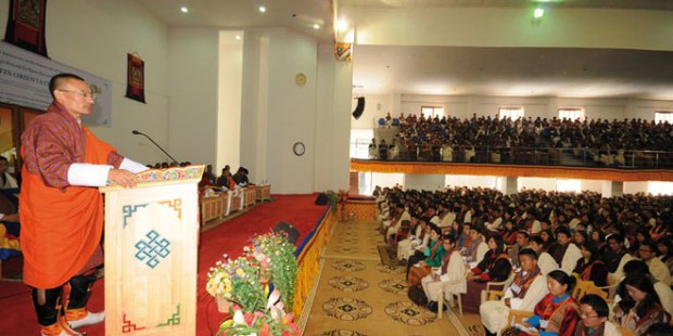 འབྲུག་གི་སྲིད་བློན་ཚེ་རིང་སྟོབས་རྒྱལ་མཆོག་གིས་སློབ་པ་མཐར་སོན་པའི་སློབ་ཕྲུག་རྣམས་ལ་གཏམ་བཤད་གནང་བཞིན་པ། ༢༠༡༥།༩།༧ འབྲུག་གི་སྲིད་བློན་ཚེ་རིང་སྟོབས་རྒྱལ་མཆོག་གིས་སློབ་པ་མཐར་སོན་པའི་སློབ་ཕྲུག་རྣམས་ལ་གཏམ་བཤད་གནང་བཞིན་པ། ༢༠༡༥།༩།༧