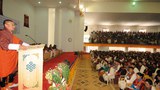 འབྲུག་གི་སྲིད་བློན་ཚེ་རིང་སྟོབས་རྒྱལ་མཆོག་གིས་སློབ་པ་མཐར་སོན་པའི་སློབ་ཕྲུག་རྣམས་ལ་གཏམ་བཤད་གནང་བཞིན་པ། ༢༠༡༥།༩།༧