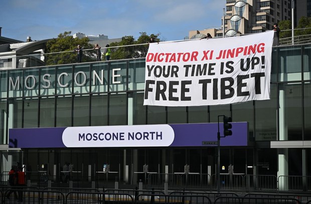 ཨ་རིའི་སྲིད་འཛིན་གྱིས་ཞི་ཅིན་ཕིན་དང་མཉམ་དུ་འགྲོ་བ་མིའི་ཐོབ་ཐང་སྐོར་གླེང་སློང་གནང་རྒྱུའི་ཚོད་དཔག་བྱེད་བཞིན་འདུག