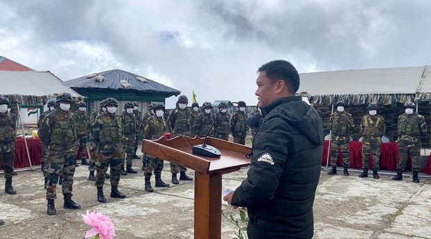 རྒྱ་གར་གྱི་ཨ་རུ་ཎ་ཅལ་མངའ་སྡེའི་སྤྱི་ཁྱབ་བློན་ཆེན་པད་མ་མཁའ་འགྲོ་ལགས་མོན་རྟ་དབང་རྫོང་ཁུལ་བྷོམ་ལ་(Bumla)་ས་མཚམས་སུ། ༢༠༢༠།༦།༢༤