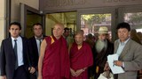 ཞུ་གཏུགས་སྐབས་སྐུ་ཞབས་ཐུབ་བསྟན་དབང་ཆེན་དང་རྒྱབ་སྐྱོར་བ། དཔང་མི་བཅས།