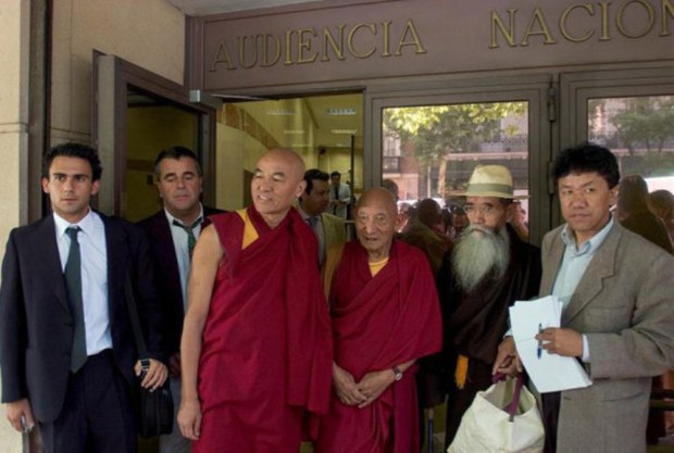 ཞུ་གཏུགས་སྐབས་སྐུ་ཞབས་ཐུབ་བསྟན་དབང་ཆེན་དང་རྒྱབ་སྐྱོར་བ། དཔང་མི་བཅས།