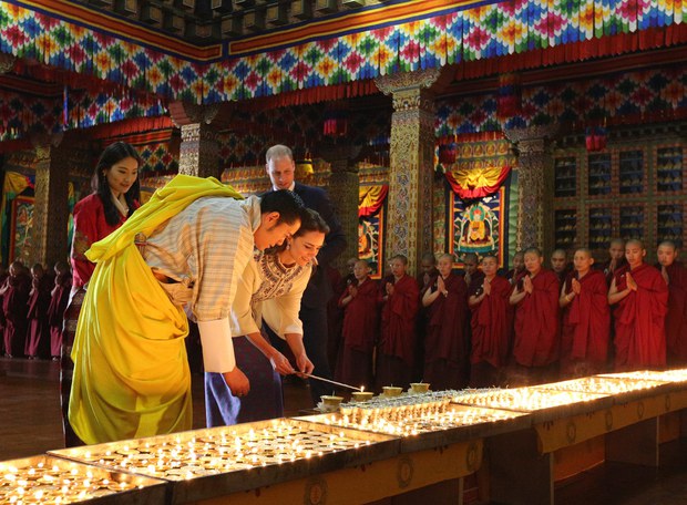 དབྱིན་ཇིའི་རྒྱལ་སྲས་དང་བཙུན་མོ་རྣམ་གཉིས་ཀྱིས་འབྲུག་གི་རྒྱལ་པོ་དང་བཙུན་མོར་ཐེངས་དང་པོར་མཇལ་འཕྲད་གནང་སྐབས། ༢༠༡༦།༤།༡༤ དབྱིན་ཇིའི་རྒྱལ་སྲས་དང་བཙུན་མོ་རྣམ་གཉིས་ཀྱིས་འབྲུག་གི་རྒྱལ་པོ་དང་བཙུན་མོར་ཐེངས་དང་པོར་མཇལ་འཕྲད་གནང་སྐབས། ༢༠༡༦།༤།༡༤