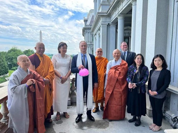 ཨ་རིའི་སྲིད་འཛིན་དང་ཕྱི་སྲིད་ལས་ཁུངས་ཀྱིས་འཛམ་གླིང་གི་ནང་པ་ཡོངས་ལ་འཚམས་འདྲི་གནང་འདུག