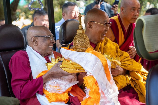 ༸གོང་ས་མཆོག་ལ་སྟོན་པའི་རིང་བསྲེལ་འཁྲུལ་བྲལ་ཞིག་འབུལ་ལམ་ཞུས་པ།