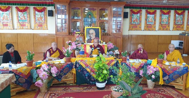 རྒྱལ་སྤྱིའི་དགེ་ལྡན་ལྷན་ཚོགས་ཀྱི་ངོས་ནས་ཕྱི་རྒྱལ་བའི་རེ་འདོད་ལྟར་གཞུང་ཆེན་གྱི་འགྲེལ་པ་བརྩམས་རྒྱུར་འབད་དགོས་སྐོར་དགའ་ལྡན་ཁྲི་རིན་པོ་ཆེས་གསུངས་པ། རྒྱལ་སྤྱིའི་དགེ་ལྡན་ལྷན་ཚོགས་ཀྱི་ངོས་ནས་ཕྱི་རྒྱལ་བའི་རེ་འདོད་ལྟར་གཞུང་ཆེན་གྱི་འགྲེལ་པ་བརྩམས་རྒྱུར་འབད་དགོས་སྐོར་དགའ་ལྡན་ཁྲི་རིན་པོ་ཆེས་གསུངས་པ།
