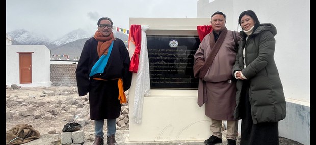 རུབ་སྡོད་གཞིས་སྒར་བསྐྱར་གསོའི་ལས་གཞིའི་ཁོངས་ལ་དྭགས་བསོད་ནམས་གླིང་བོད་མིའི་གཞིས་ཆགས་སུ་ལ་བྱང་མ་ཁྱུ་དང་ཆུ་ཤུལ་ཁུལ་གྱི་བོད་མི་རྣམས་ཀྱི་ཆེད་སྡོད་ཁང་གསར་རྒྱག་ཟིན་འདུག