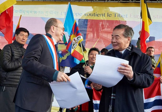 ཧྥ་རན་སིར་ཚོགས་པའི་བོད་དོན་འདུ་འཛོམས་སྐབས་རྒྱ་རིགས་འགྲོ་བ་མིའི་ཐོབ་ཐང་རྩོད་ལེན་པ་ཧཱ་རེ་ཝོའུ་(Harry Wu)མཉམ་ཞུགས་གནང་བ། ༢༠༡༥ ཧྥ་རན་སིར་ཚོགས་པའི་བོད་དོན་འདུ་འཛོམས་སྐབས་རྒྱ་རིགས་འགྲོ་བ་མིའི་ཐོབ་ཐང་རྩོད་ལེན་པ་ཧཱ་རེ་ཝོའུ་(Harry Wu)མཉམ་ཞུགས་གནང་བ། ༢༠༡༥