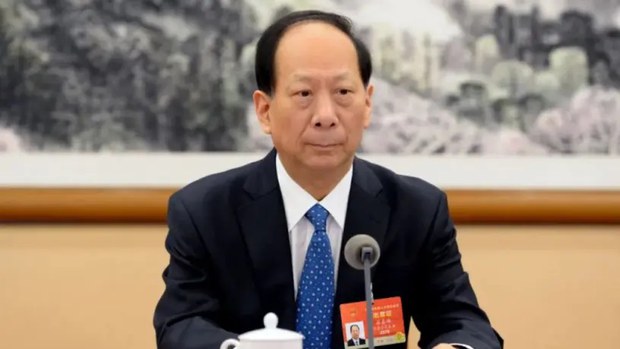 དེ་སྔའི་ནང་སོག་རང་སྐྱོང་ལྗོངས་ཀྱི་དམར་ཤོག་དྲུང་ཆེ་དེ་འཐབ་ཕྱོགས་གཅིག་གྱུར་ལྷན་ཁང་གི་བློན་ཆེན་དུ་བསྐོས་འདུག དེ་སྔའི་ནང་སོག་རང་སྐྱོང་ལྗོངས་ཀྱི་དམར་ཤོག་དྲུང་ཆེ་དེ་འཐབ་ཕྱོགས་གཅིག་གྱུར་ལྷན་ཁང་གི་བློན་ཆེན་དུ་བསྐོས་འདུག