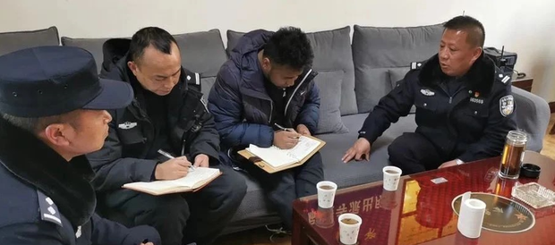 ཁྱུང་མཆུ་རྫོང་དུ་ཉེན་རྟོག་པ་ཚོས་མི་མང་ལ་སྤྱི་ཚོགས་བདེ་འཇགས་ལ་ཁག་ཐེག་དགོས་ཟེར་བའི་ཡིག་ཆ་ཞིག་ལ་མིང་རྟགས་རྒྱག་གི་འཇུག་བཞིན་ཡོད་འདུག