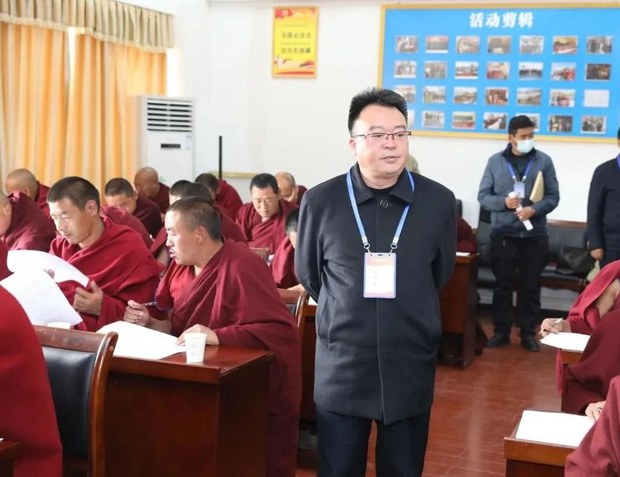 འདུལ་ཁྲིམས་སྲུང་མཁན་གྱི་དགེ་འདུན་པ་ཚོར་དམར་ཤོག་གི་ཁྲིམས་ལུགས་ཡིག་ཚད་བཏང་འདུག འདུལ་ཁྲིམས་སྲུང་མཁན་གྱི་དགེ་འདུན་པ་ཚོར་དམར་ཤོག་གི་ཁྲིམས་ལུགས་ཡིག་ཚད་བཏང་འདུག