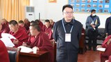 འདུལ་ཁྲིམས་སྲུང་མཁན་གྱི་དགེ་འདུན་པ་ཚོར་དམར་ཤོག་གི་ཁྲིམས་ལུགས་ཡིག་ཚད་བཏང་འདུག