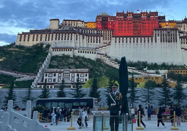 བོད་མི་ཚོས་རང་ཉིད་ཀྱི་ཆོས་ཕྱོགས་ཀྱི་བྱ་བ་རྒྱ་ནག་གི་དར་ཆའི་འོག་སྤེལ་དགོས་པའི་གནས་ཚུལ་སྤེལ་འདུག