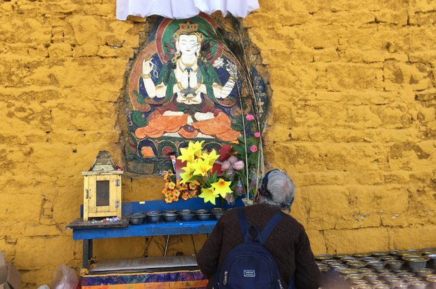 རྒྱ་ནག་གཞུང་གིས་༧གོང་ས་མཆོག་དང་གཞིས་བཞུགས་བོད་མིའི་བར་འབྲེལ་ལམ་གཅོད་རྒྱུའི་སྲིད་བྱུས་སྣ་ཚོགས་གཏིང་བཞིན་འདུག