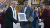འབུམ་རམས་པ་བསྟན་འཛིན་རྡོ་རྗེ་ལགས་སུ་འཁོར་ལོ་གསུམ་ཅན་གྱི་གཟེངས་རྟགས་ཕུལ་ཡོད་པ།