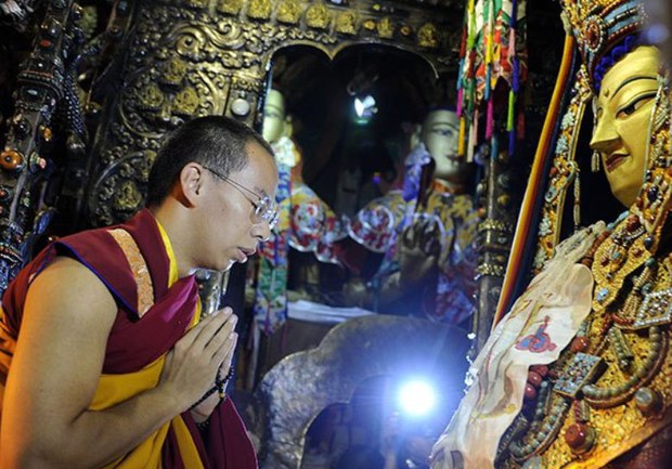 པཎ་ཆེན་རྒྱལ་མཚན་ནོར་བུ་ལྷ་སའི་གཙུག་ལག་ཁང་དུ། 