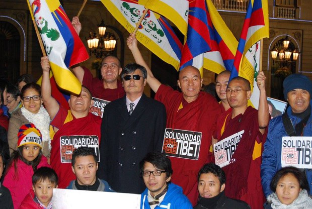 རྒྱ་ནག་གི་འགྲོ་བ་མིའི་ཐོབ་ཐང་སྲུང་སྐྱོབ་བྱེད་མཁན་ཁྲིམས་རྩོད་པ་མིག་ལོང་བ་ཡིན་པ་Chen Guangchengསུ་པན་ནས་བོད་དོན་ལས་འགུལ་ནང་ཞུགས་པ། ༢༠༡༤ རྒྱ་ནག་གི་འགྲོ་བ་མིའི་ཐོབ་ཐང་སྲུང་སྐྱོབ་བྱེད་མཁན་ཁྲིམས་རྩོད་པ་མིག་ལོང་བ་ཡིན་པ་Chen Guangchengསུ་པན་ནས་བོད་དོན་ལས་འགུལ་ནང་ཞུགས་པ། ༢༠༡༤
