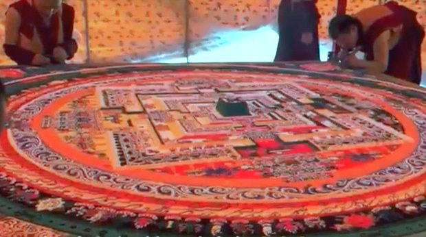 ཉེན་རྟོག་པ་དང་དྲག་ཆས་དམག་མིས་དུས་དབང་བཀག་འགོག་བྱེད་བཞིན་པའི་རྣམ་པ་དང་༧སྐྱབས་རྗེ་བླ་མ་སྐལ་བཟང་བཀྲ་ཤིས་རྒྱ་མཚོ་མཆོག་གི་པར་རིས།. སྒྲིག་བཟོ།