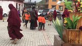 རྫ་ཆུ་ཁ་ཕྱོགས་ཀྱི་དགེ་འདུན་པ་ལོ་ཆུང་མང་པོ་དགོན་པ་ནས་ཕྱིར་ཕུད་གཏོང་བཞིན་པ། ༢༠༡༨།༧