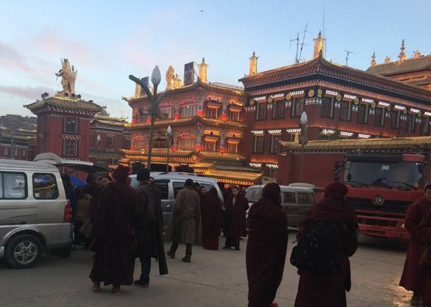 རྒྱ་གཞུང་གིས་ཐོག་རྩེག་ཅན་གྱི་སྡོད་ཤག་བརྒྱབ་སྟེ་བཙུན་མ་རྣམས་གནས་སྤོས་བྱས་པ།