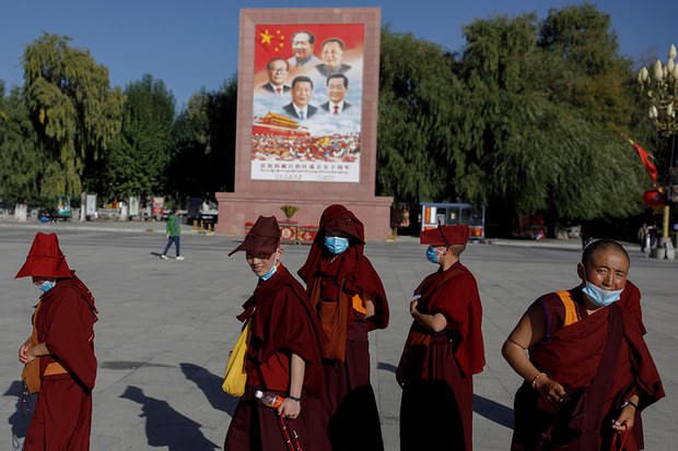 ལྷ་སའི་པོ་ཏ་ལའི་མདུན་ཐང་དུ་རྒྱ་ནག་གི་དྲིལ་བསྒྲགས་དང་བོད་རིགས་དགེ་འདུན་པ། ༡༠།༡༥།༢༠