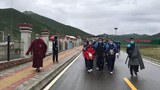 ལོ་གཉིས་གོང་སྒོ་བརྒྱབ་ཟིན་པའི་སེང་འབྲུག་སྟག་རྩེ་སློབ་གྲྭའི་དགེ་རྒན་དང་ལས་བྱེད་ཚོར་རྒྱ་ནག་གཞུང་གིས་མུ་མཐུད་དམ་དྲག་བསུན་བཙེར་བཟོ་བཞིན་འདུག