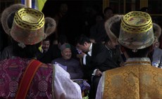 སྲིད་སྐྱོང་མཆོག་གིས་ཧི་མཱ་ཅལ་མངའ་སྡེའི་བློན་ཆེན་དང་བཀའ་མོལ་གནང་བཞིན་པ། ༢༠༡༤།༡༢།༡༠