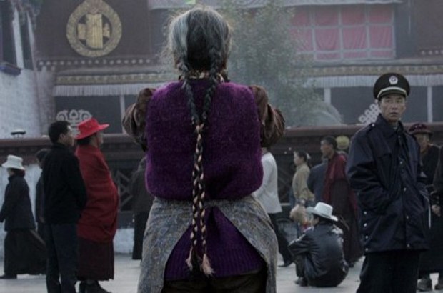 ལྷ་སའི་གཙུག་ལག་ཁང་གི་མདུན།