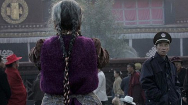 ལྷ་སའི་གཙུག་ལག་ཁང་གི་མདུན། 