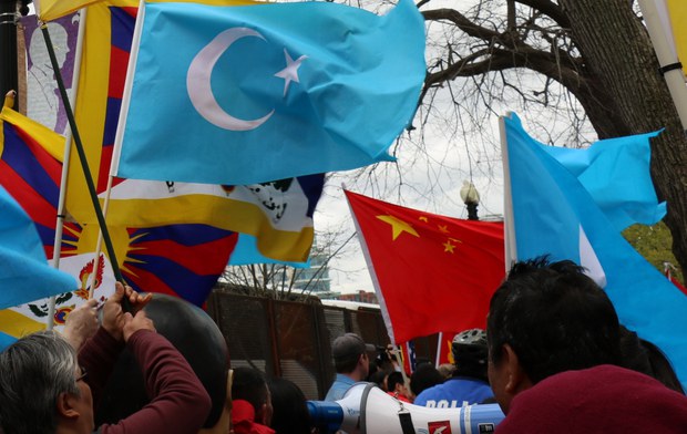 ཡུ་གུར་ལས་འགུལ་བས་རྒྱ་ནག་གི་སྲིད་འཛིན་ཨ་རིའི་རྒྱལ་སར་འབྱོར་བར་ངོ་རྒོལ་སྐབས། ༢༠༡༦།༤