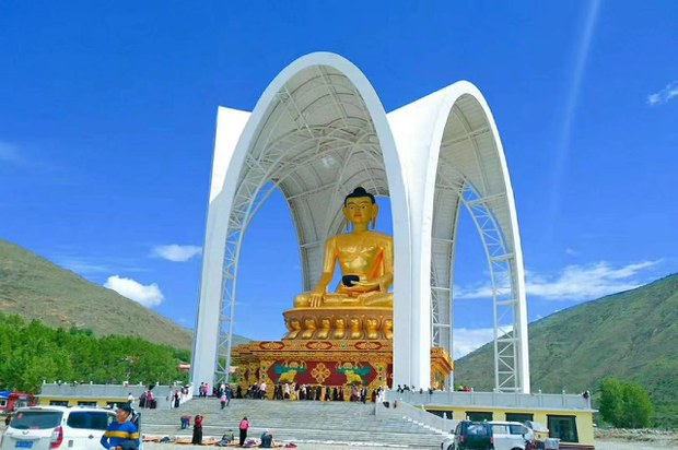 རྒྱ་ནག་གཞུང་གིས་བྲག་འགོ་རྫོང་དུ་ཡོད་པའི་སྟོན་པའི་སྐུ་བརྙན་ཆེ་ཤོས་ཤིག་དང་མ་ཎྀ་དུང་འཁོར་༤༥ཙམ་གཏོར་བཤིག་བཏང་ཡོད་པ། རྒྱ་ནག་གཞུང་གིས་བྲག་འགོ་རྫོང་དུ་ཡོད་པའི་སྟོན་པའི་སྐུ་བརྙན་ཆེ་ཤོས་ཤིག་དང་མ་ཎྀ་དུང་འཁོར་༤༥ཙམ་གཏོར་བཤིག་བཏང་ཡོད་པ།