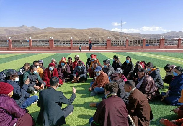 རྒྱ་ནག་གཞུང་གིས་བོད་ནང་མི་མང་རང་བཞིན་གྱི་ཚོགས་འདུར་མཉམ་ཞུགས་མི་བྱེད་མཁན་ཚོར་ཉེས་ཆད་གཅོད་བཞིན་ཡོད་འདུག