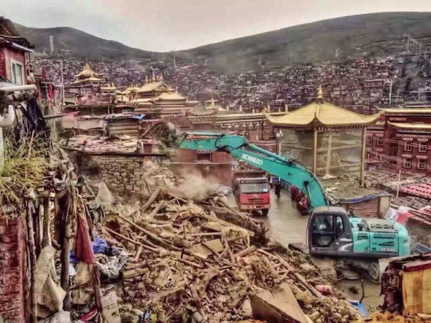 རྒྱ་ནག་གིས་གསེར་རྟ་བླ་རུང་ཆོས་སྒར་གྱི་གྲྭ་ཤག་གཏོར་བཞིན་པ། ༢༠༡༦།༩