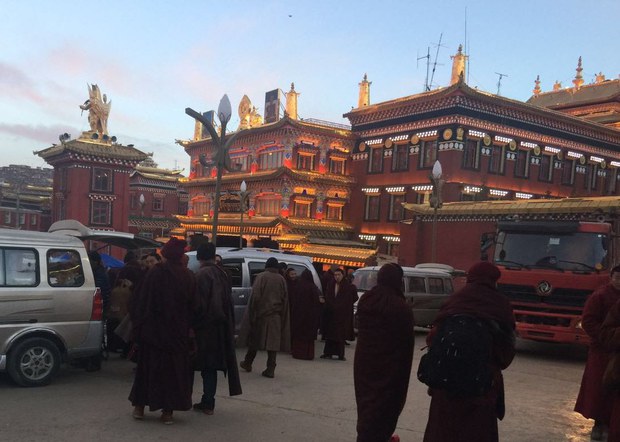 རྒྱ་ནག་གཞུང་གིས་གསེར་རྟ་བླ་རུང་སྒར་ནས་མཚོ་སྔོན་ཕྱོགས་ཀྱི་གྲྭ་བཙུན་ཚོ་ཕྱིར་ཕུད་བྱེད་བཞིན་པ། ༢༠༡༧།༤།༦