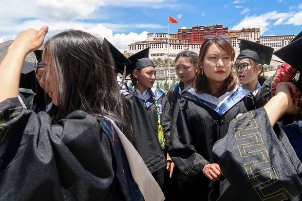 རྒྱ་ནག་ནང་ཁུལ་གྱི་ཕ་མས་བོད་ནང་ཨ་སྒོར་འབུམ་བཞི་ཡི་མ་དངུལ་བཞག་པ་ཡིན་ན་བུ་ཕྲུག་ལ་སློབ་ཆེན་གྱི་ས་མིག་གཅིག་སྤྲོད་རྒྱུ་ཡིན་འདུག