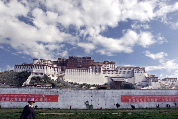 རྒྱ་ནག་དཔལ་འབྱོར་སླར་གསོའི་ཆེད་རྒྱ་ནག་ནང་ཁུལ་དུ་ཡུལ་སྐོར་འགྲོ་སྐྱོད་ཐད་གུ་ཡངས་གཏོང་བཞིན་པ་དེས་བོད་མི་ཚོ་ལྷ་སར་ཡོང་བར་སྟབས་བདེ་བྱུང་གི་ཡོད་འདུག རྒྱ་ནག་དཔལ་འབྱོར་སླར་གསོའི་ཆེད་རྒྱ་ནག་ནང་ཁུལ་དུ་ཡུལ་སྐོར་འགྲོ་སྐྱོད་ཐད་གུ་ཡངས་གཏོང་བཞིན་པ་དེས་བོད་མི་ཚོ་ལྷ་སར་ཡོང་བར་སྟབས་བདེ་བྱུང་གི་ཡོད་འདུག