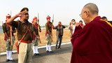 རྒྱ་གར་ཉེན་རྟོག་པས་༧གོང་ས་མཆོག་གུས་བསུ་ཞུ་བཞིན་པ། 