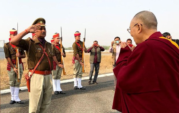 རྒྱ་གར་ཉེན་རྟོག་པས་༧གོང་ས་མཆོག་གུས་བསུ་ཞུ་བཞིན་པ། 
