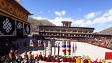 མདོ་སྨད་མགོ་ལོག་དར་ཐང་དགོན་པའི་སྤྱི་ཁང་གི་འཁྲིས་སུ་ཉེན་རྟོག་ཁང་གསར་རྒྱག་གིས་དགེ་འདུན་པ་ཚོར་སུན་གཙེར་བཟོ་བཞིན་པ།