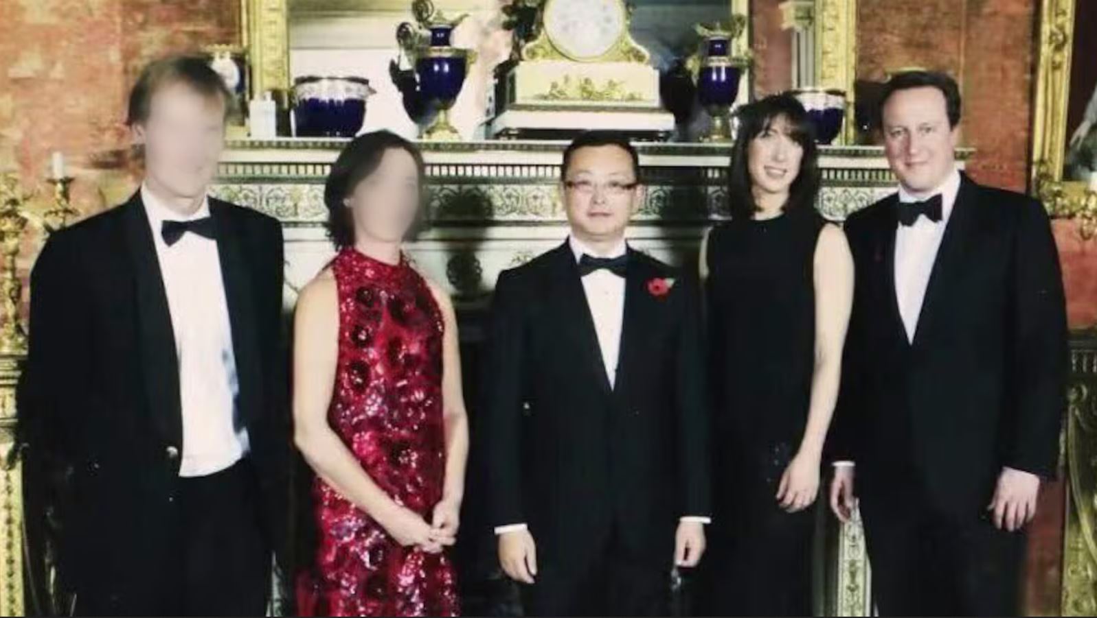 Yang Tengbo, center, stands with David Cameron.JPG Yang Tengbo, center, stands with David Cameron.JPG