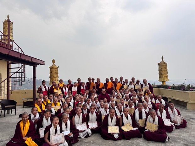 ༸སྐྱབས་རྗེ་ཡོངས་འཛིན་གླིང་མཆོག་སྤྲུལ་རིན་པོ་ཆེ་དབུ་བཞུགས་ཐོག་བལ་ཡུལ་དགེ་ལྡན་ཆོ་འཕྲུལ་སྨོན་ལམ་ཐེངས་ ༣༣ པ་ཀོ་པན་འོག་མིན་བྱང་ཆུབ་ཆོས་གླིང་དུ་དབུ་འཛུགས་གནང་པ།