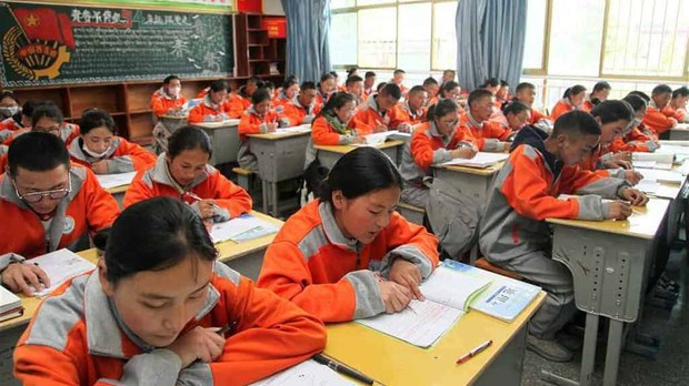 བོད་ནང་བཅའ་སྡོད་སློབ་གྲྭ་ཁག་ཏུ་རྒྱ་ནག་གི་དགེ་རྒན་ཚོས་བོད་ཕྲུག་ཚོར་གང་བྱུང་ཉེས་རྡུང་གཏོང་བཞིན་པ་ནི། ཕྲུ་གུའི་ཐོབ་ཐང་རྡོག་རོལ་བཏང་བ་ཞིག་ཡིན་པ་གསལ་སྟོན། བོད་ནང་བཅའ་སྡོད་སློབ་གྲྭ་ཁག་ཏུ་རྒྱ་ནག་གི་དགེ་རྒན་ཚོས་བོད་ཕྲུག་ཚོར་གང་བྱུང་ཉེས་རྡུང་གཏོང་བཞིན་པ་ནི། ཕྲུ་གུའི་ཐོབ་ཐང་རྡོག་རོལ་བཏང་བ་ཞིག་ཡིན་པ་གསལ་སྟོན།