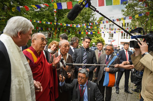 ༧གོང་ས་མཆོག་གིས་ཇར་མ་ནིའི་གྲོང་ཁྱེར་Frankfurt་ལ་གསར་འགོད་པའི་དྲི་བར་བཀའ་ལན་གནང་བཞིན་པ། ༢༠༡༤།༥།༡༣ ༧གོང་ས་མཆོག་གིས་ཇར་མ་ནིའི་གྲོང་ཁྱེར་Frankfurt་ལ་གསར་འགོད་པའི་དྲི་བར་བཀའ་ལན་གནང་བཞིན་པ། ༢༠༡༤།༥།༡༣