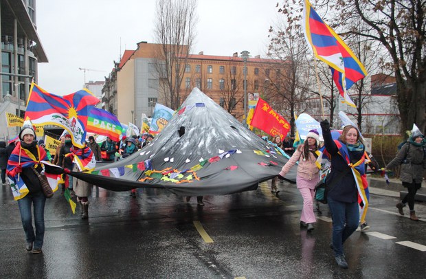 ཇར་མན་ནང་བོད་མི་དང་བོད་དོན་རྒྱབ་སྐྱོར་བས་གོ་ལའི་གནམ་གཤིས་འགྱུར་ལྡོག་དང་འབྲེལ་བའི་ལས་འགུལ་སྤེལ་བ། ༢༠༡༥།༡༡།༢༩ ཇར་མན་ནང་བོད་མི་དང་བོད་དོན་རྒྱབ་སྐྱོར་བས་གོ་ལའི་གནམ་གཤིས་འགྱུར་ལྡོག་དང་འབྲེལ་བའི་ལས་འགུལ་སྤེལ་བ། ༢༠༡༥།༡༡།༢༩